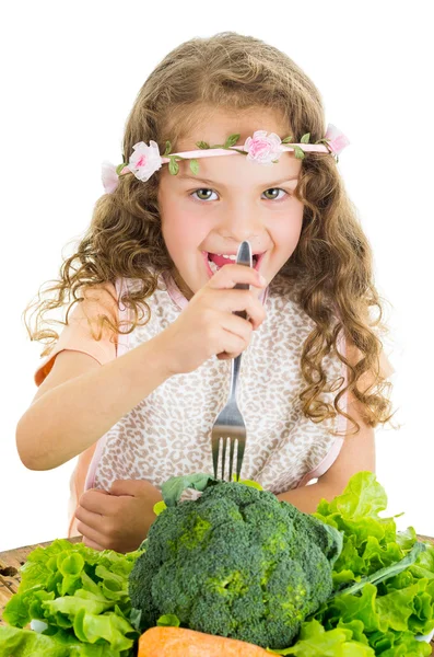 Belle petite fille bouclée saine appréciant manger du brocoli — Photo