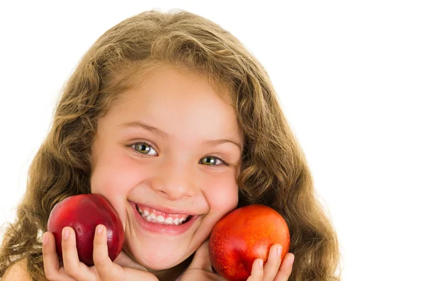 Söt liten förskolebarn flicka håller två persikor — Stockfoto