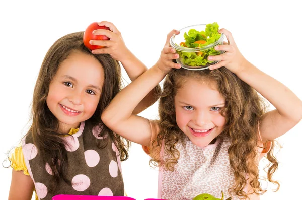 Belles petites filles saines tenant des fruits et légumes sur sa tête — Photo