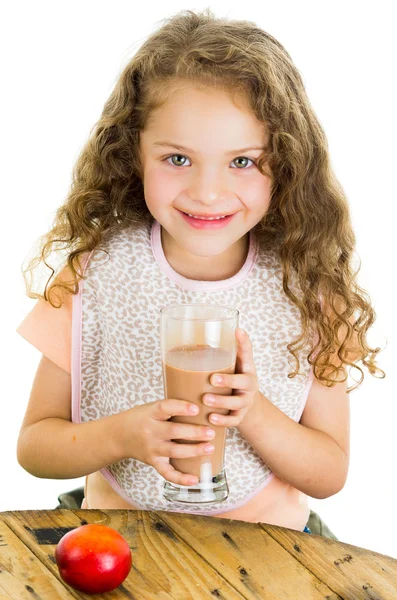 Söt liten förskolebarn flicka håller ett glas chokladmjölk — Stockfoto