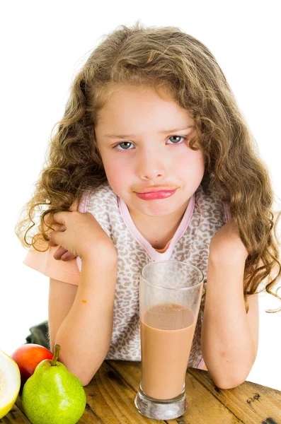 Χαριτωμένο κοριτσάκι preschooler με μουστάκι σοκολατούχο γάλα — Φωτογραφία Αρχείου
