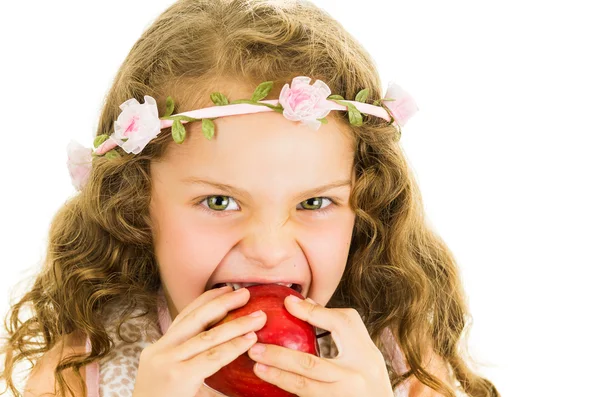 Belle petite fille bouclée en bonne santé appréciant de manger un poivron rouge capsicum — Photo