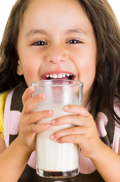 Χαριτωμένο μικρό κορίτσι preschooler πίνοντας ένα ποτήρι γάλα — Φωτογραφία Αρχείου