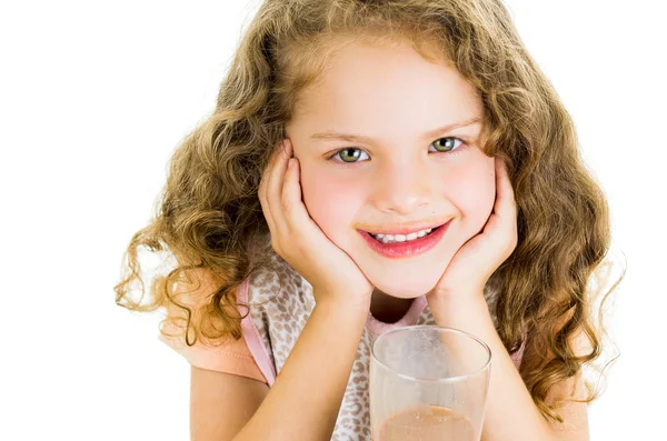 Linda niña preescolar con bigote de leche de chocolate —  Fotos de Stock