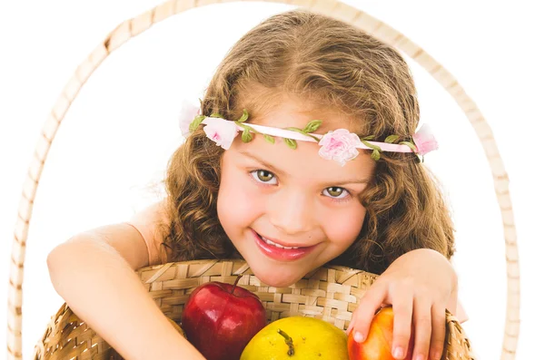 Sevimli küçük iskambil kız üzerinde bir sepet meyve ile — Stok fotoğraf