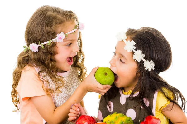 Güzel sağlıklı küçük kızlar lezzetli taze meyve yeme — Stok fotoğraf