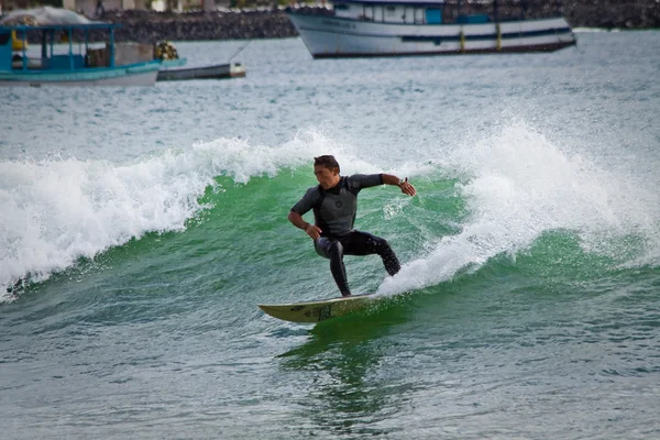 Unidentified man surfing in Mann beach, San Cristobal Island, Galapagos — Stock Photo, Image