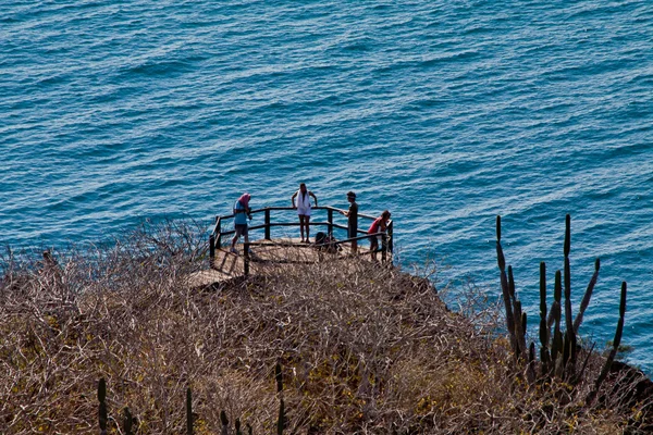 Touristes non identifiés profitant du paysage océanique en point de vue, San Cristobal, Îles Galapagos — Photo