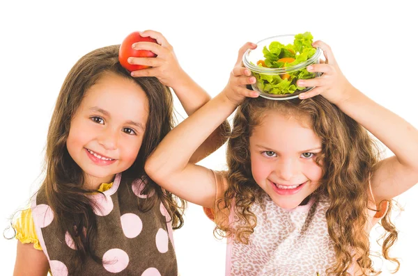 Piękne zdrowe małe dziewczynki trzymając owoce i warzywa na jej głowy — Zdjęcie stockowe