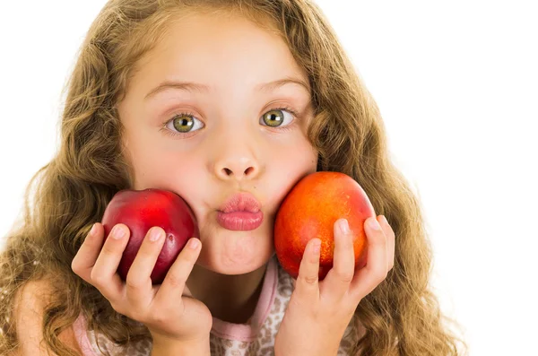 可爱的小学龄前儿童的女孩，抱着两个桃子 — 图库照片