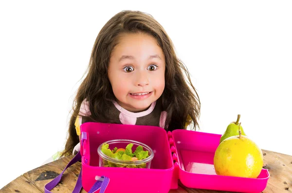 Schattig klein brunette meisje met haar gezonde lunchbox — Stockfoto