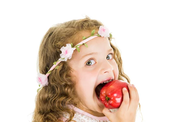 Hermosa niña sana rizada disfrutando de comer un pimiento rojo capsicum — Foto de Stock