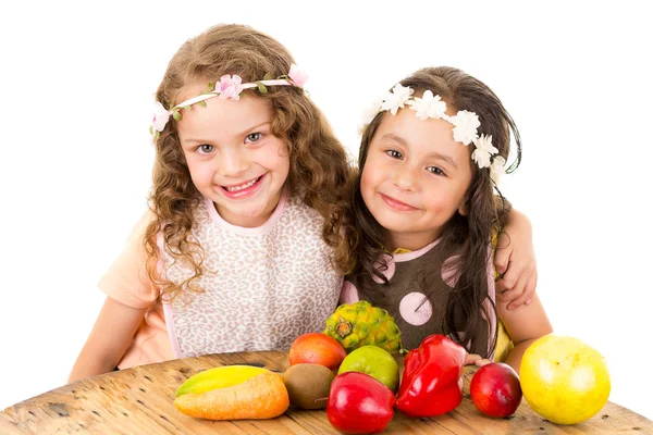 Vackra friska små flickor håller läckra färska frukter och grönsaker — Stockfoto