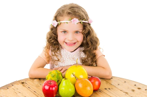 Linda niña preescolar con frutas en la mesa — Foto de Stock