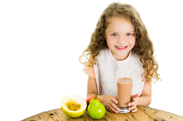 Симпатична маленька дівчинка дошкільника тримає склянку шоколадного молока — стокове фото