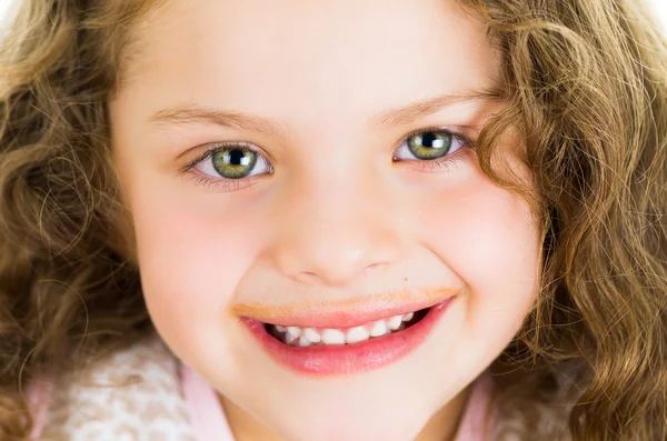 Menina pré-escolar bonito pouco com bigode de leite de chocolate — Fotografia de Stock