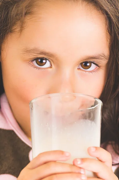 Schattig klein meisje van de peuter drinken van een glas melk — Stockfoto
