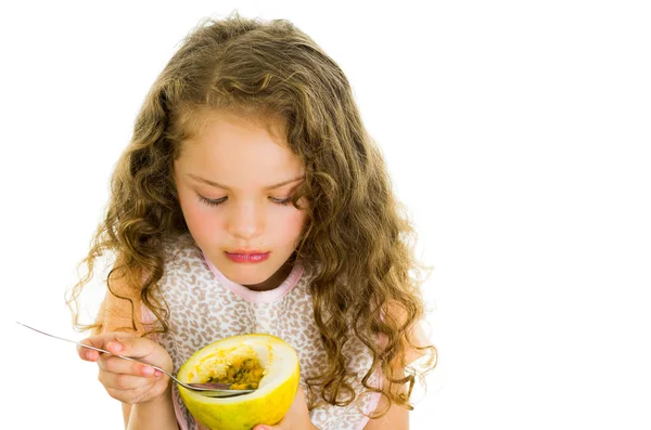Χαριτωμένο preschooler κοριτσάκι που κρατάει ένα φρούτο του πάθους μισό — Φωτογραφία Αρχείου