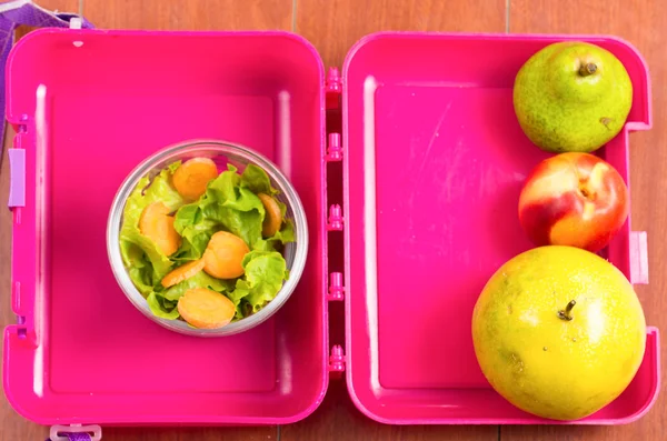 Boîte à lunch rose avec des fruits et légumes sains — Photo