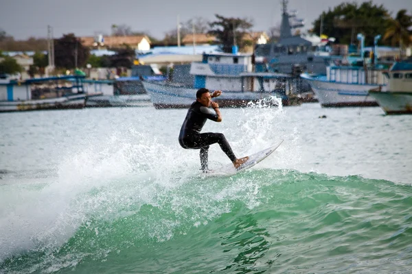 Ongeïdentificeerde man surfen in San Cristobal eiland, Galapagos — Stockfoto