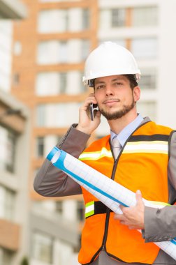 genç yakışıklı mimar bir inşaat denetleme