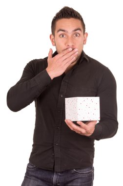 sürpriz arıyor bir hediye kutusu tutarak büyüleyici genç adam