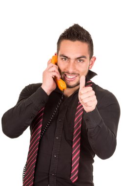 İspanyol yakışıklı kablolu retro telefonda konuşurken closeup portresi