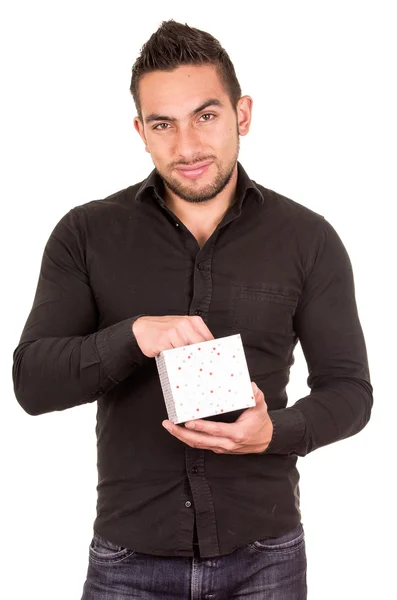 Encantador joven sosteniendo una caja de regalo buscando decepcionado —  Fotos de Stock