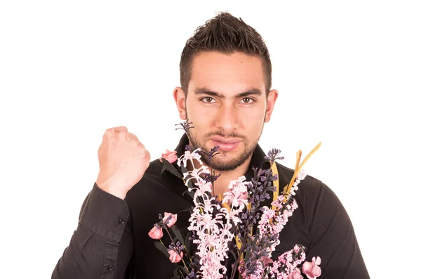 Jovem bonito segurando um buquê de flores — Fotografia de Stock