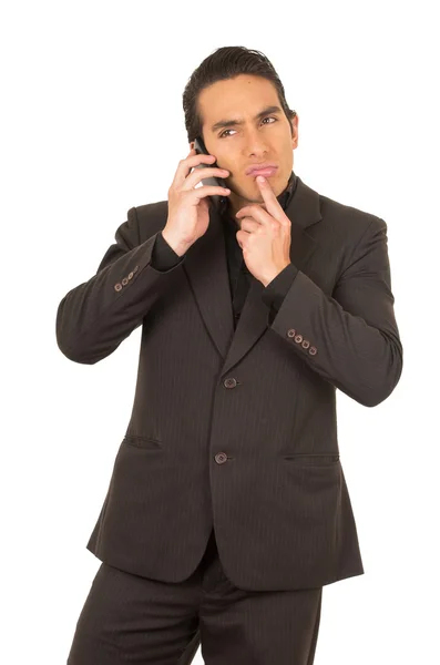Beau jeune homme portant un costume posant en utilisant un téléphone portable mobile — Photo