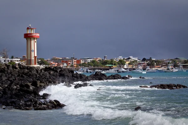 マン ビーチ、サン ・ クリストバル ガラパゴス諸島での灯台の美しい沿岸地帯の風景 — ストック写真