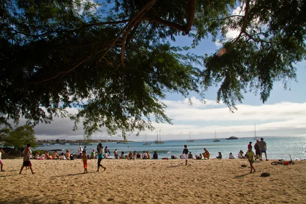 Neidentifikovaný turisty těší v Mann Beach, San Cristobal, Galapagos ostrovy — Stock fotografie