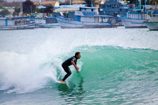 Ongeïdentificeerde man surfen in San Cristobal eiland, Galapagos — Stockfoto