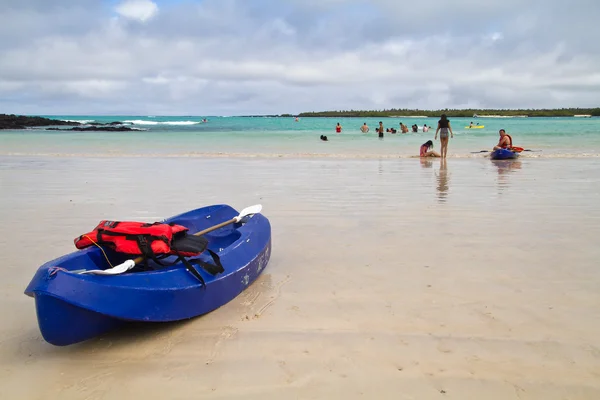 Turistas no identificados haciendo kayak en la playa de Garraptero, Santa Cruz, Islas Galápagos —  Fotos de Stock