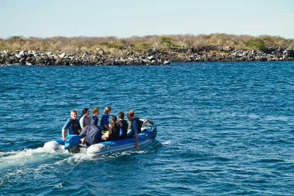 Neznámí turisté na člun pro jednodenní výlet dobrodružství v Galapágy — Stock fotografie