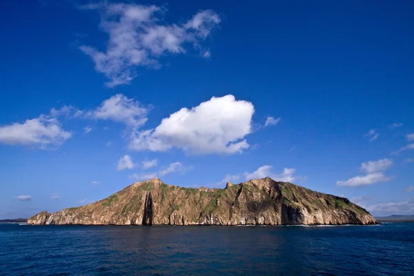 Paisaje escénico de pequeña isla volcánica con cielos azules al fondo Islas Galápagos — Foto de Stock