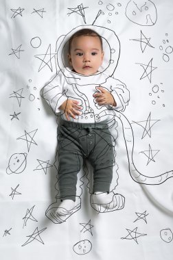 Şirin bebek çocuk astronot olarak dekore edilmiş.