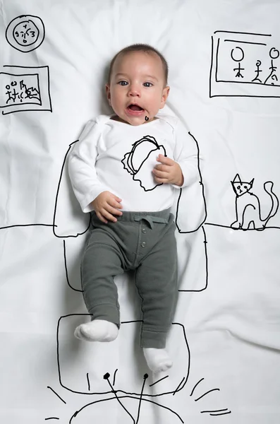 Lindo bebé chico comer sándwich viendo tv decorado — Foto de Stock