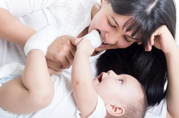 Piękna młoda mama patrząc na jej małe dziecko ładny — Zdjęcie stockowe