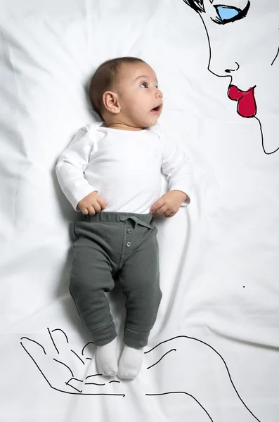 Lindo bebé niño sostenido en mujer mano decoración boceto — Foto de Stock