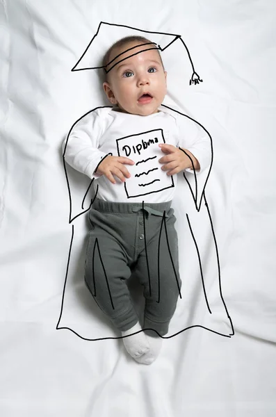 Mezuniyet elbisesi ve kolej dekorasyon kroki giyen erkek sevimli bebek — Stok fotoğraf