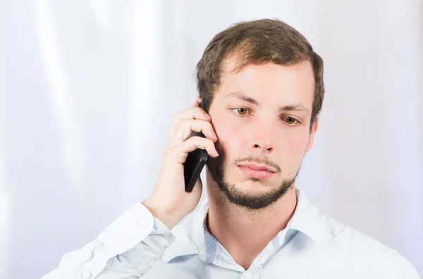 Junger schöner Mann mit Handy — Stockfoto