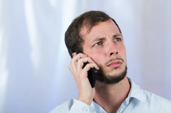 Junger schöner Mann mit Handy — Stockfoto