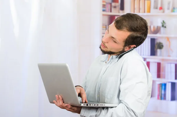 Młody człowiek dorywczo za pomocą laptopa — Zdjęcie stockowe