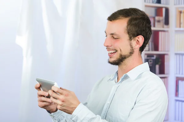 Lächelnder schöner Mann mit Tablet — Stockfoto