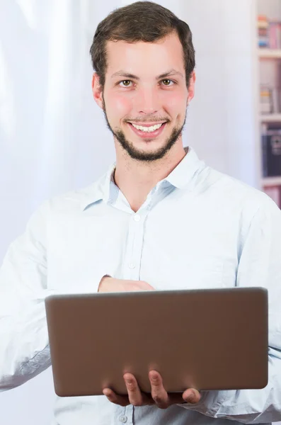 Casual jongeman met behulp van laptop — Stockfoto