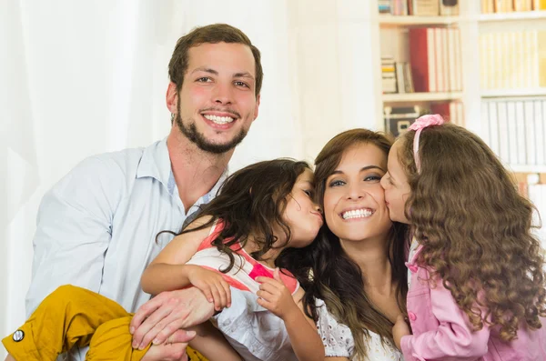 Süße Familie mit zwei kleinen Mädchen posiert — Stockfoto