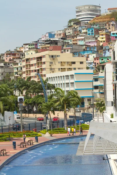 Nézd a Cerro Santa Ana, város mérföldkő Guayaquil — Stock Fotó
