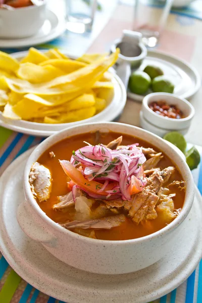 Encebollado, fiskgryta, typiska ecuadorianska maträtt. — Stockfoto