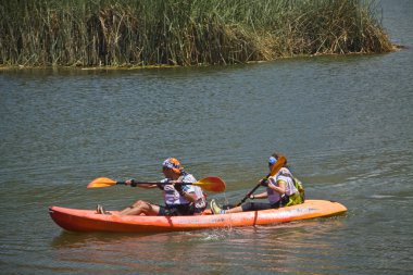 Kimliği belirsiz turist Yahuarcocha gölde, Imbabura Kayak